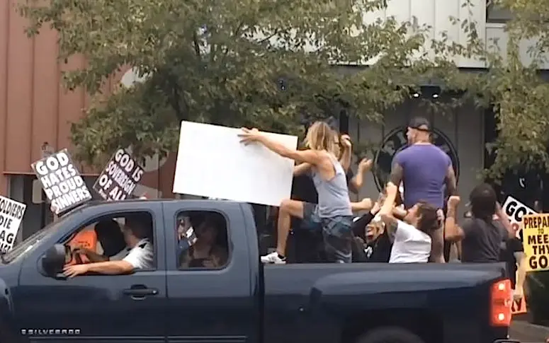 Vidéo : Dave Grohl et les Foo Fighters trollent avec génie une manif homophobe