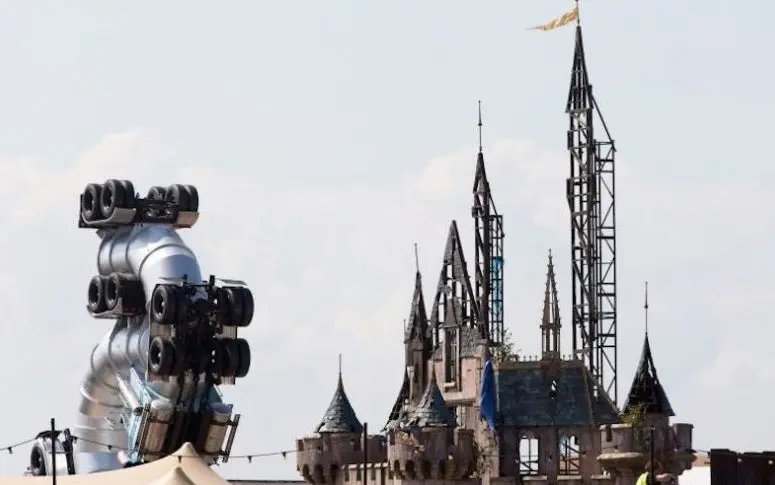 Vidéo : voici Dismaland, le Disneyland post-apocalyptique de Banksy