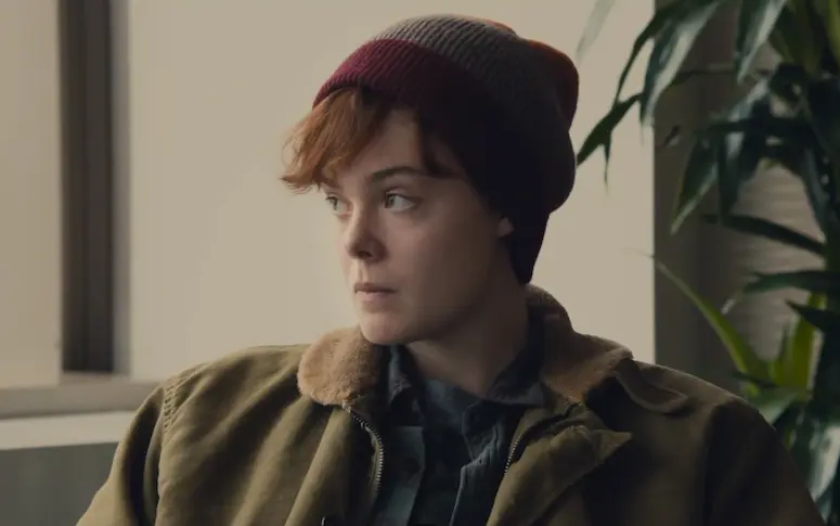 Trailer : Elle Fanning incarne un jeune transgenre dans About Ray