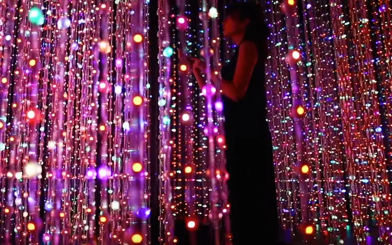 Vidéo : l’expo qui permet de contrôler des milliers de LEDs avec son smartphone