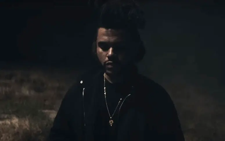 The Weeknd au sommet de son art dans le clip de “Tell Your Friends”