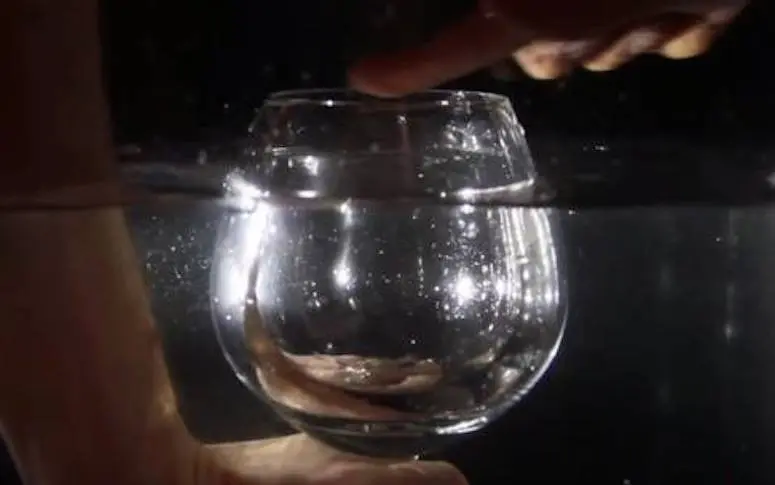 Un verre de vin dans l’eau est un meilleur instrument que de l’eau dans un verre de vin
