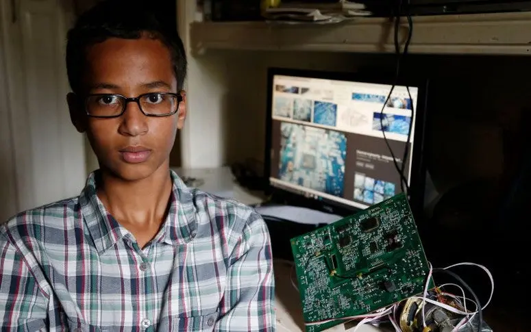 Ahmed Mohamed, d’une arrestation pour une horloge à la Maison-Blanche