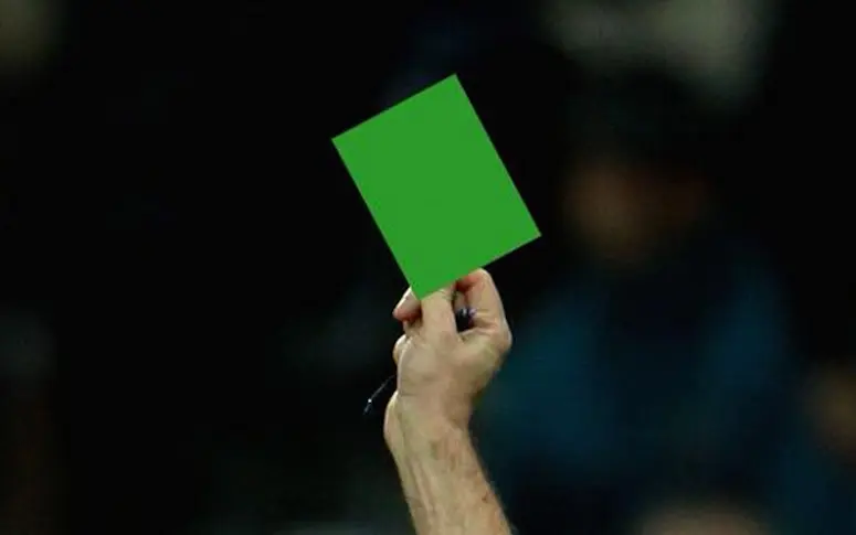 Vidéo : ça y est, le premier carton vert a été distribué en Italie