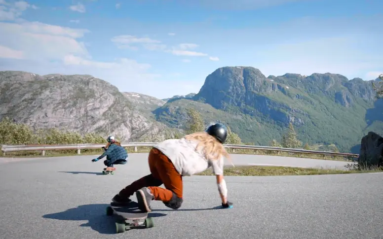 Vidéo : de l’art de dévaler les pentes de Norvège en longboard