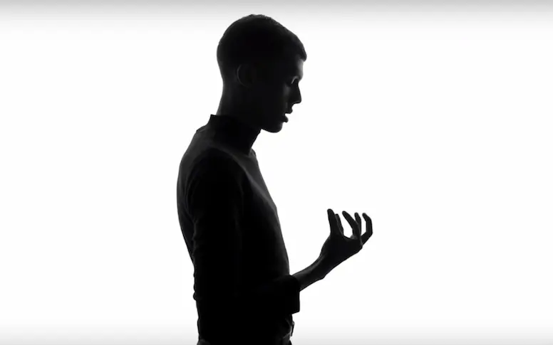 Stromae dévoile un clip glacial pour “Quand c’est ?”, un titre sur le cancer