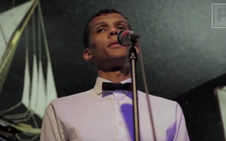 Vidéo : Stromae interprète “Formidable” dans un bar miteux de Seattle