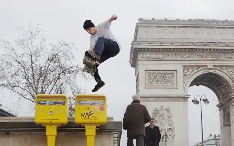Vidéo : une vague de skateurs dans les rues de Paris