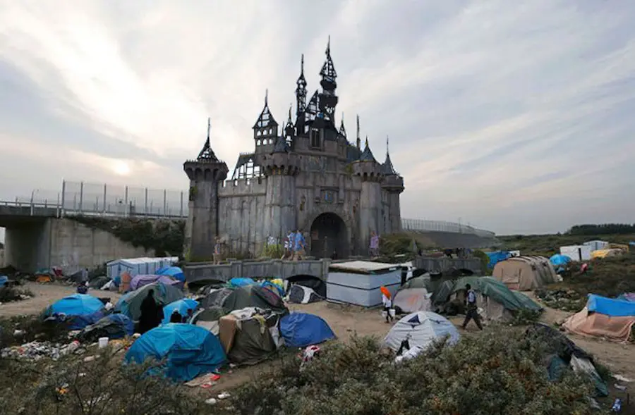 Dismaland, le parc de Banksy, transformé en abri pour les réfugiés