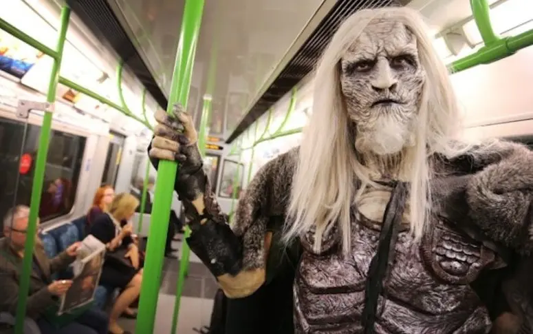 Game of Thrones : un Marcheur Blanc squatte le métro londonien