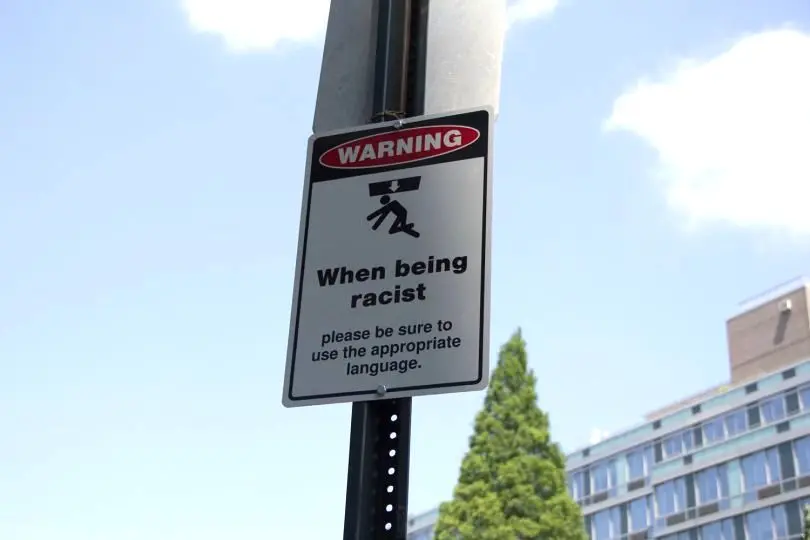 À New York, des panneaux de signalisation contre le racisme