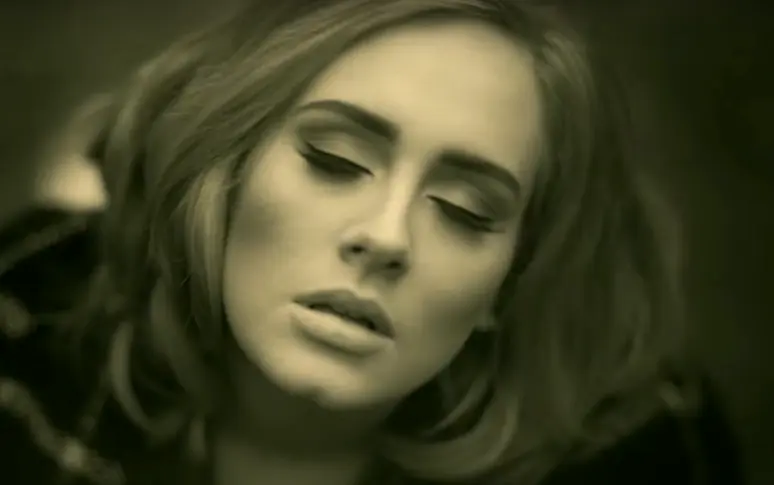 Adele : son dernier clip expliqué en 13 gifs