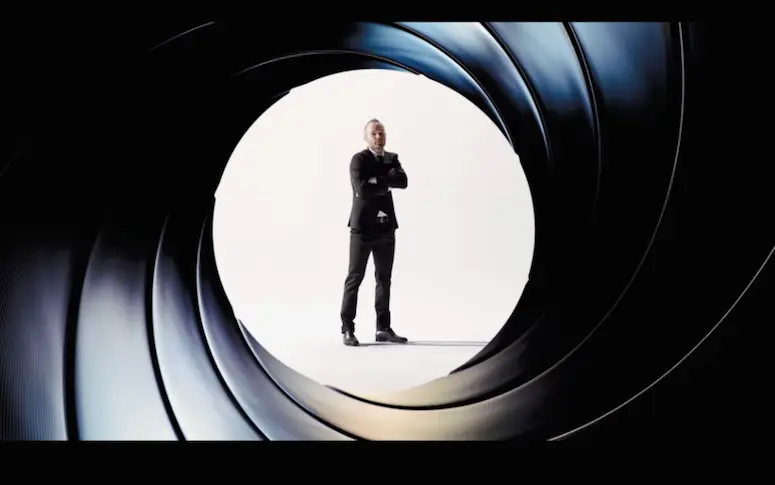 Vidéo : Andrés Iniesta, nouveau James Bond ?