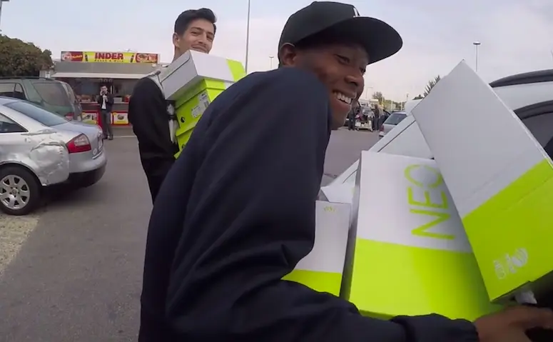 Vidéo : David Alaba offre des centaines de paires de chaussures à des réfugiés