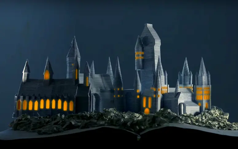 Vidéo : il recrée Poudlard avec l’aide des pages d’un livre Harry Potter