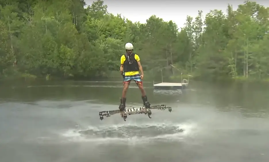 Vidéo : le recordman du monde de vol en hoverboard récidive
