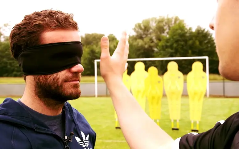 Vidéo : le challenge à l’aveugle de Juan Mata