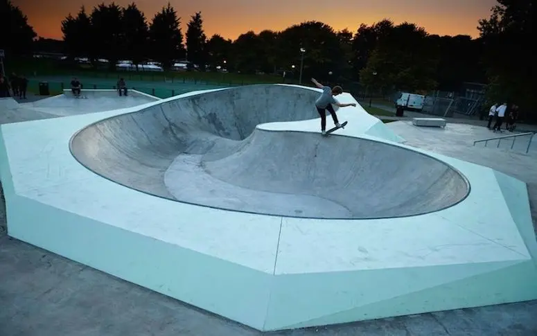 À Liverpool, un skatepark phosphorescent pour rider la nuit
