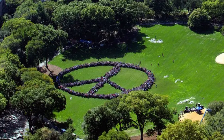 Vidéo : Yoko Ono rassemble 2 000 personnes pour former un signe de la paix