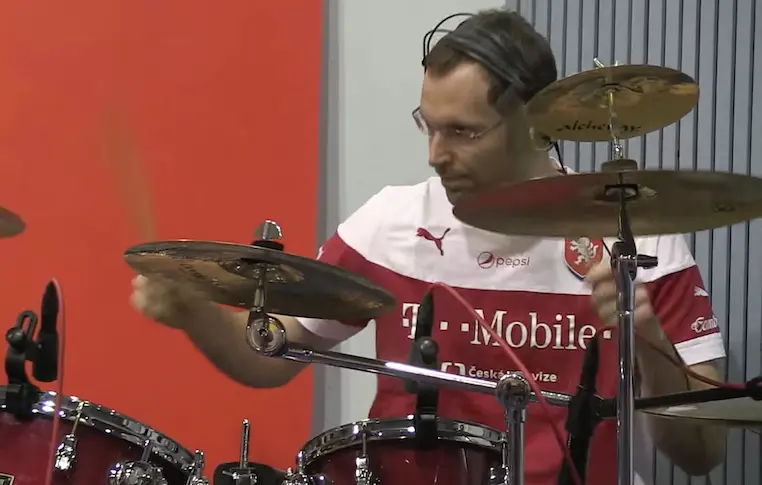 Vidéo : les Tchèques enregistrent leur hymne pour 2016, avec Petr Cech à la batterie