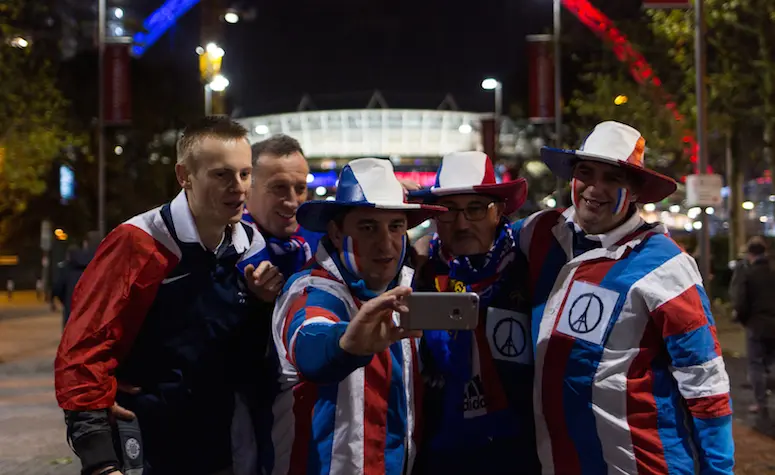 “Nous serons toujours là pour vous, Français” : les supporters anglais rendent hommage à Paris