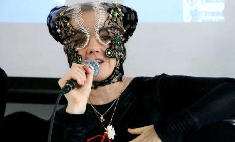 Vidéo : Björk s’engage pour la planète et contre son gouvernement