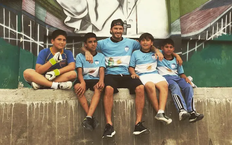 En images : David Beckham s’invite dans un foot de rue à Buenos Aires