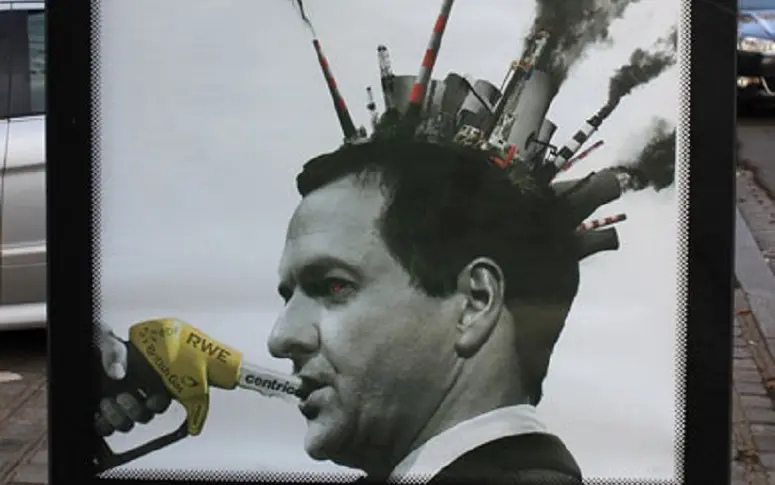 En images : 600 panneaux publicitaires piratés pour épingler les sponsors de la COP21