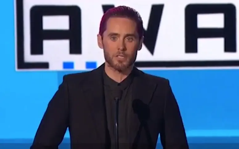 Vidéo : aux AMA, le discours émouvant de Jared Leto à propos des attentats de Paris