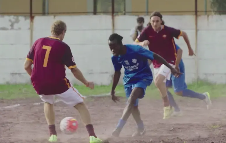 Vidéo : quand un club italien de jeunes réfugiés rencontre des légendes de l’AS Roma
