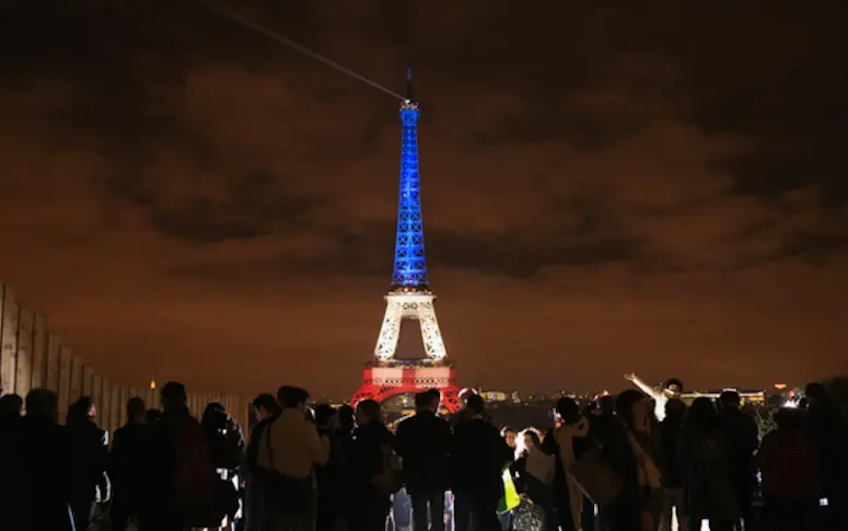 En images : la Tour Eiffel s’illumine en bleu-blanc-rouge