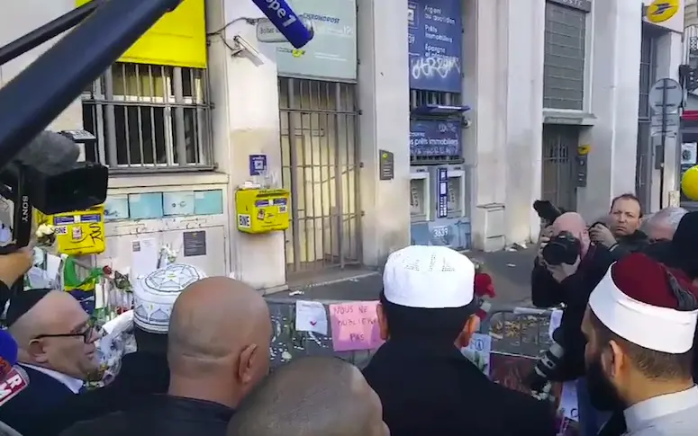 Imams, rabbins et riverains chantent ensemble la Marseillaise devant le Bataclan