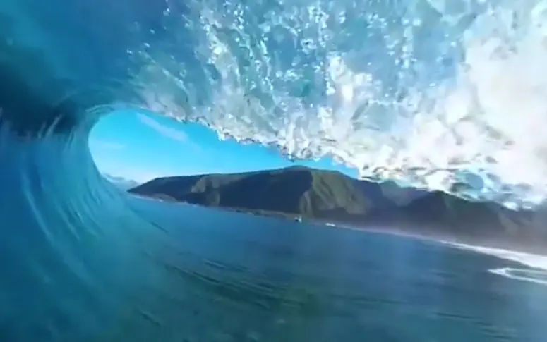 Surfez les vagues tahitiennes dans cette superbe vidéo immersive à 360°