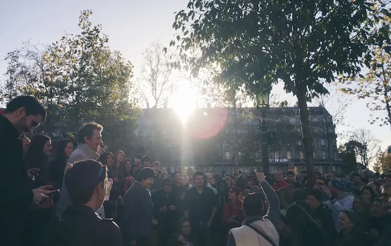 Vidéo : place de la République à Paris, on chante “Let it Be” pour dire non à la peur
