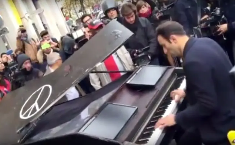 Vidéo : un inconnu joue “Imagine” de Lennon sur son piano devant le Bataclan
