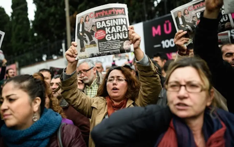 Deux journalistes turcs incarcérés pour une enquête sur les liens entre les djihadistes et Erdogan