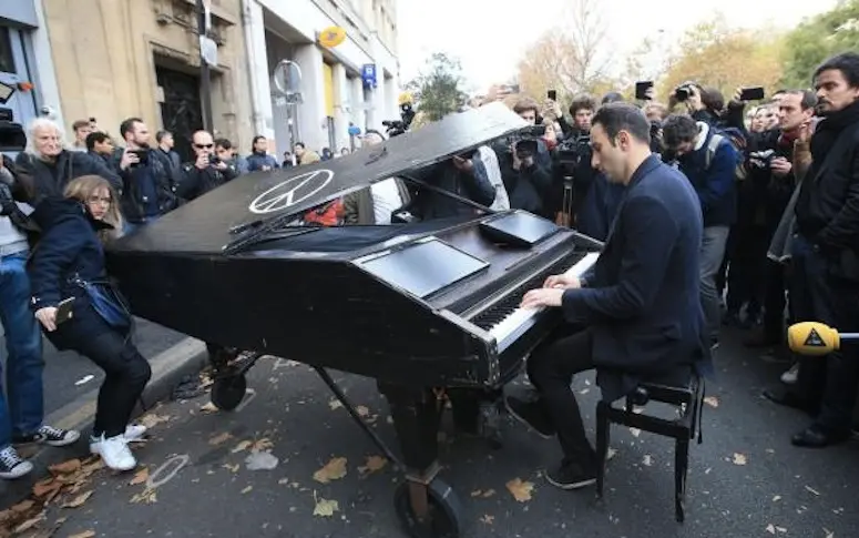 On sait qui est le pianiste qui a joué “Imagine” devant le Bataclan