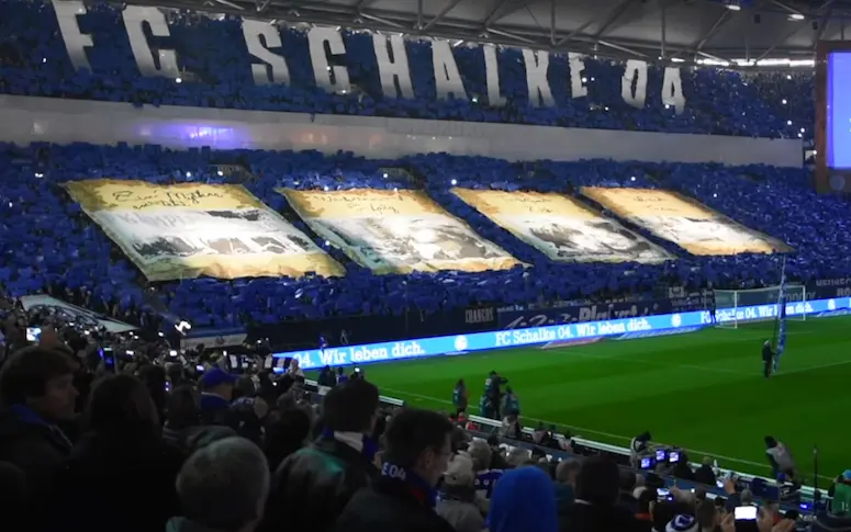 Vidéo : l’incroyable tifo des supporters de Schalke 04