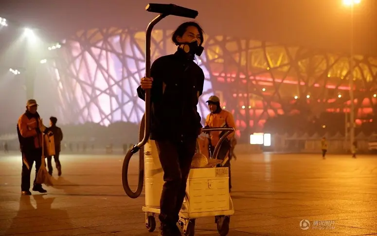 Un artiste chinois a récolté la pollution avec un aspirateur pour en faire une brique
