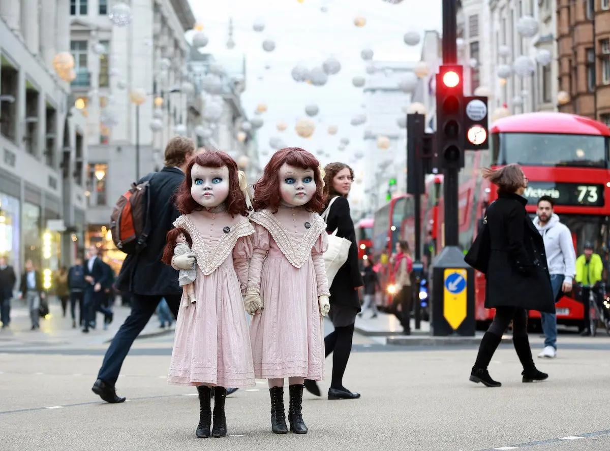 En images : deux poupées flippantes traînent dans le métro et les rues de Londres