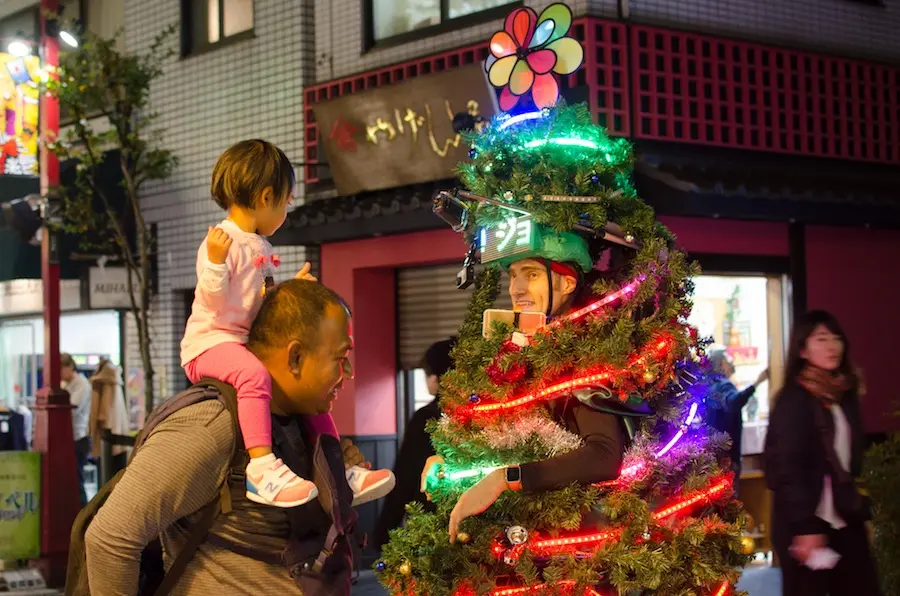 Vidéo : à Tokyo, un homme déguisé en sapin répand la joie de Noël