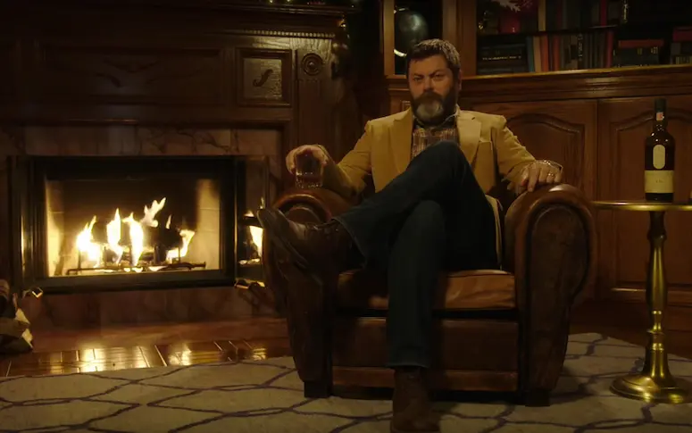 Un bon whisky au coin du feu, la vidéo feel good de Nick Offerman (Parks and Recreation)