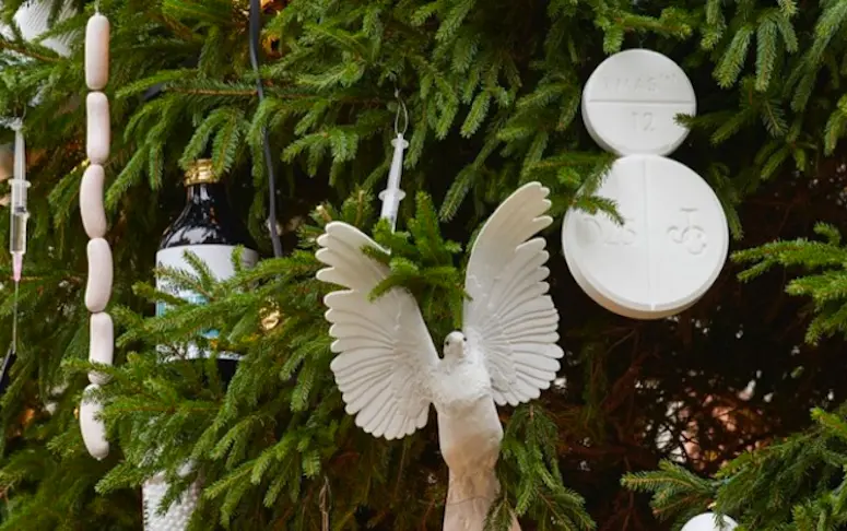 En images : Damien Hirst célèbre l’esprit de Noël avec des seringues et des médocs