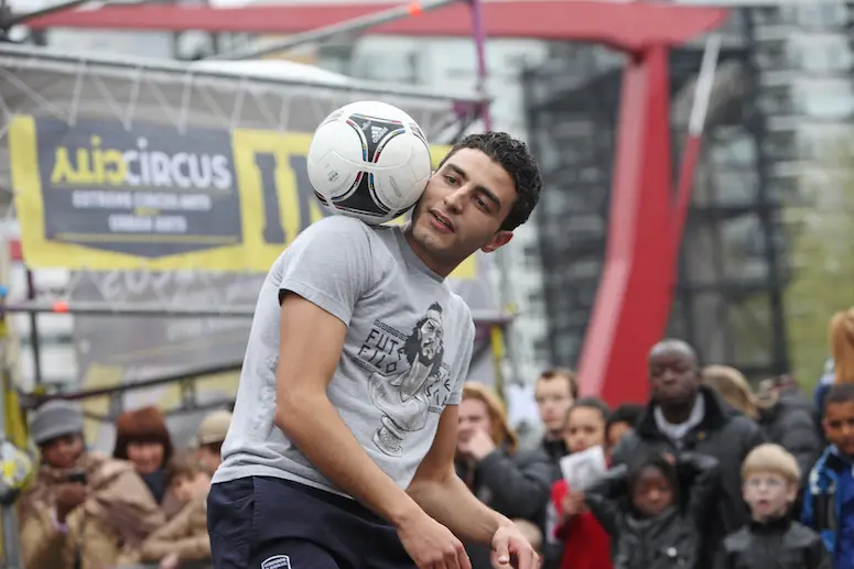 Vidéo : Soufiane Touzani défie les jeunes du Borussia Dortmund