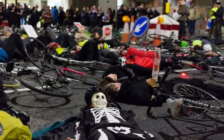 En images : à Londres, l’hommage des cyclistes aux 12 000 victimes de la pollution