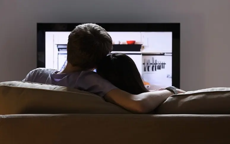 Vidéo : Une mère ruine le plan Netflix and Chill de son fils avec pertes et fracas