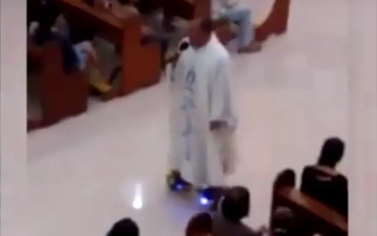 Vidéo : un prêtre suspendu pour avoir dit la messe de Noël en hoverboard