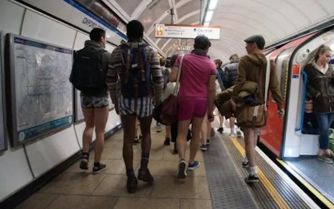 Dimanche, les Londoniens enlèveront le bas dans le métro