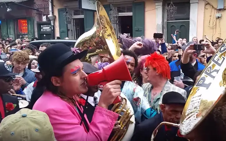 Arcade Fire parade à La Nouvelle-Orléans en hommage à David Bowie