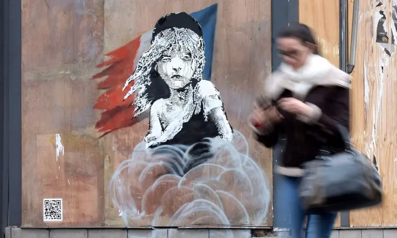 Banksy s’en prend à la France et cite Les Misérables